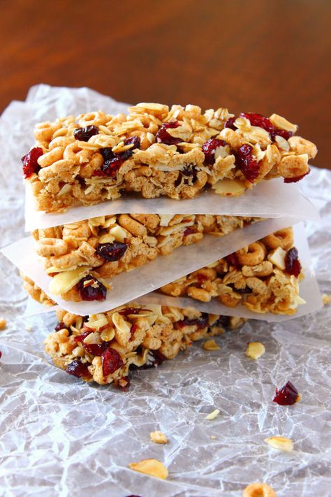 These Cheerio granola bars are great for those crazy mornings when you're just trying to get out the door. They are also a wonderful after school snack. Cheerio Granola Bars, Cheerio Granola, Cheerios Treats, Cheerios Bars, Dessert Gf, Cheerio Treats, Healthy Homemade Snacks, Granola Recipe Bars, Homemade Granola Bars