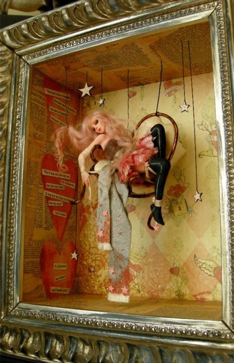 Display Dolls Ideas, Shadow Box For Dolls, Out Of The Box Art Ideas, Barbie Shadow Box Ideas, Box Sculpture Art, Fantasy Shrine Art, Doll Shadow Box Ideas, Doll Box Design, Box Art Ideas Creative