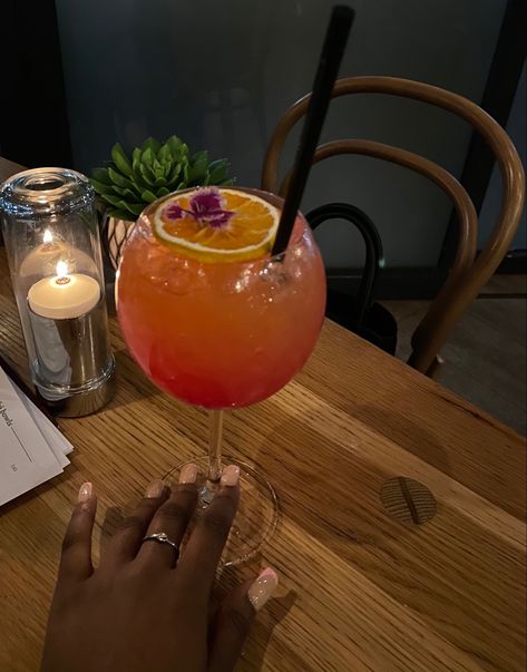 Dinner Date Night Outfit Black Woman, Couple Dinner Date Aesthetic, Date Night Pictures Dinner Aesthetic, Dinner Date Photos, Night Out Aesthetic Drinks, Classy Drinks, Cocktails Aesthetic Night Out, Restaurant Aesthetics, Dinner Pictures