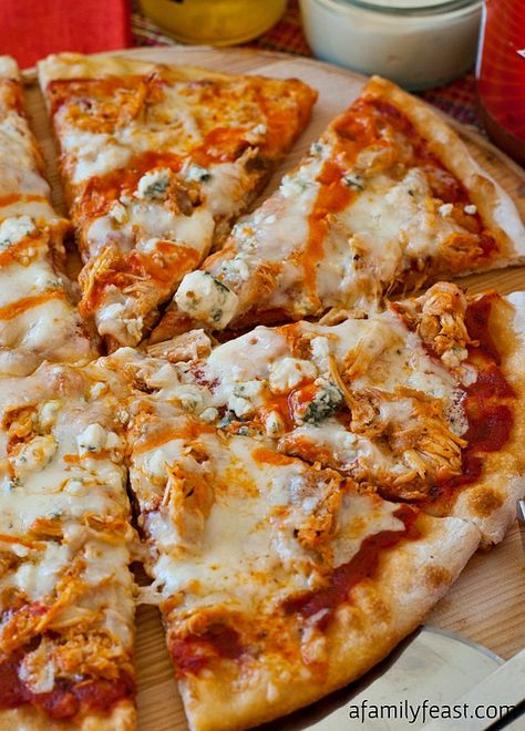 Pizza Stromboli, Buffalo Chicken Recipes, Buffalo Chicken Pizza, Chicken Pizza, Think Food, Chapati, Pizza Party, Good Pizza, A Pizza