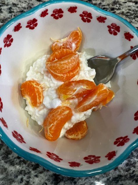 Cottage cheese and citrus (cuties) Cottage Cheese With Fruit, Cottage Cheese And Fruit, Cottage Cheese Fruit, Cottage Cheese Bowl, Low Calorie Meal, Cottage Cheese Recipes, Protein Meal, Breakfast Of Champions, Healthy Sweets Recipes