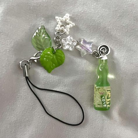 phone charm / keychain https://depop.app.link/gg6NOJq1Lzb Green Phone Charm, Diy Phone Charms, Green Keychain, Japan Green, Phone Keychain, Emo Accessories, Keychain Ideas, Handmade Keychain, Green Star