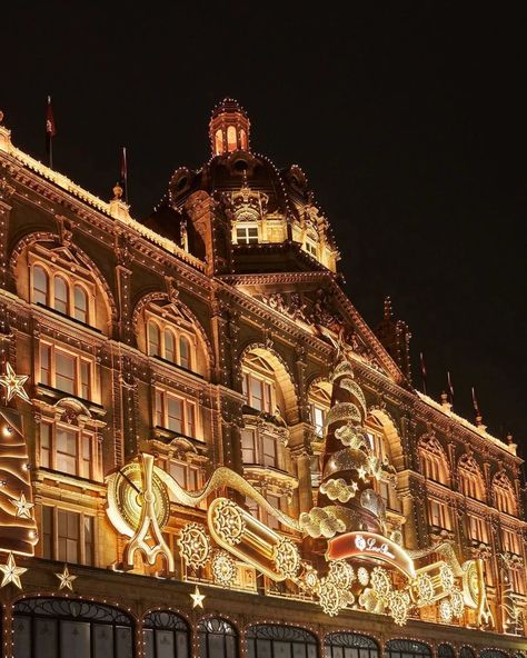 @harrods x @loropiana 🌟 Loro Piana spreading the holiday magic with 'Workshop of Wonders' at Harrods, where timeless elegance meets festive enchantment. 🎄✨ #HolidayWonder #ChristmasAtHarrods Courtesy- @harrods #designinspirationss #christmasinstallation #christmasdecor #christmaswindow #holidaywindows #visualwindows #visualmerchandising #vitrine #harrodsfashion #londonfashion #christmasinlondon #londonchristmas #harrodslondon #christmas2024 [ Christmas display , Visual Merchandising , Holi... Display Visual Merchandising, Harrods Christmas, Christmas Windows, Harrods London, London Christmas, Christmas Window, Holiday Magic, Christmas Display, Loro Piana