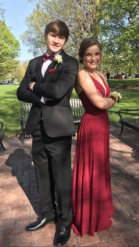 Maroon Prom Suit, Maroon Prom Couple, Burgundy Prom Couple, Red Tux Prom, Red And Black Prom Couples, Prom Tuxedo Ideas, Highschool Prom, Prom 2k23, Tux Prom