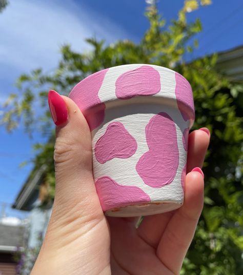 Macetitas aesthetic para tu etapa de señora de las plantas | Es la Moda Plantas Interior, Painted Flower Pot, Pink Cow Print, Mini Plant Pots, Plant Pot Design, Flower Pot Art, Pottery Pots, Flower Pot Design, Painted Pots Diy