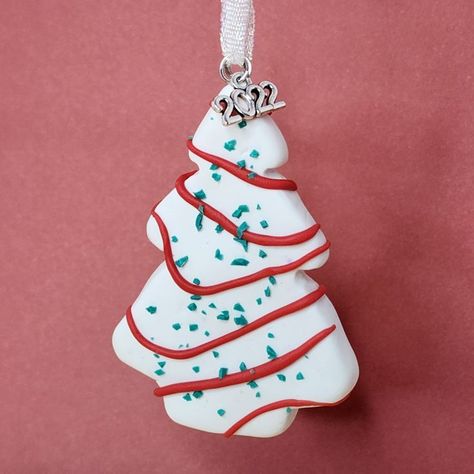 Baking Themed Christmas Tree, Polymer Christmas Tree, Clay Christmas Ideas, Christmas Tree Polymer Clay, Diy Bakery Christmas Ornaments, Clay Christmas Tree, Polymer Clay Crafts Christmas, Christmas Clay Ideas, Christmas Tree Cake Ornament