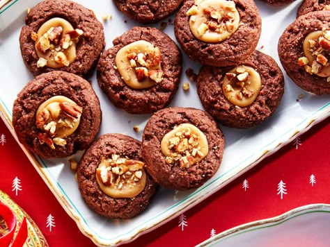 Chocolate Thumbprint Cookies with Praline Filling Chocolate Praline Cookies, Praline Recipes, Praline Cookies, Christmas Bakes, Sugary Treats, Chocolate Thumbprint Cookies, Praline Recipe, Christmas Eats, Desserts Cookies