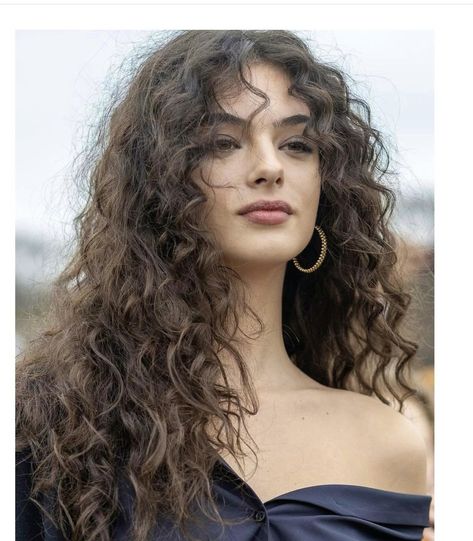 Deva Cassel Hair, 2c Long Hair, Botticelli Curls, 2b Curly Hair, 00s Hair, 2b Hair, Long Layered Curly Hair, Deva Cassel, Curly Hair Model