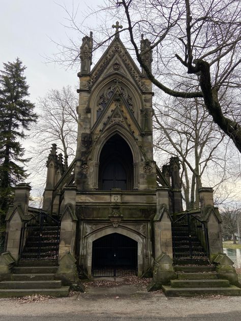 Cemetery Layout, Cathedral Medieval, Gothic Tombstone, Mausoleum Design, Gothic Cemetery, Beautiful Cemetery, Wwe Art, Medieval Fair, Greenwood Cemetery