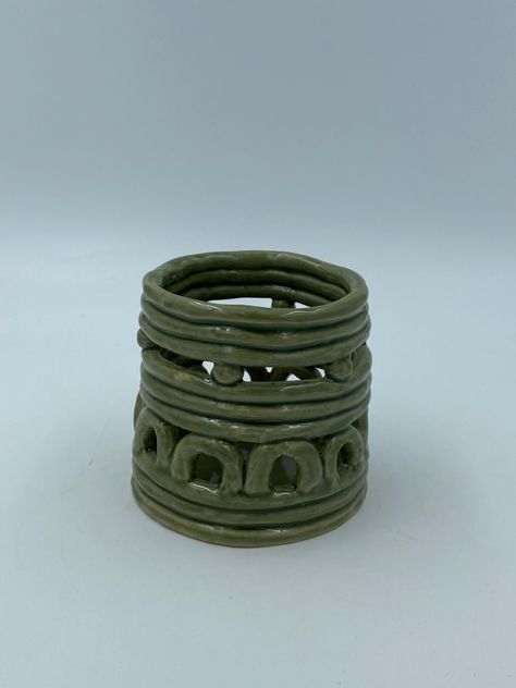 Ceramics Coiled Ideas, Clay Coil Pots Simple, Pinch And Coil Ceramics, Flower Coil Pot, Coil Cup Pottery, Coil Pots Aesthetic, Easy Coil Pots, Easy Coil Pottery Ideas, Clay Coiling Ideas