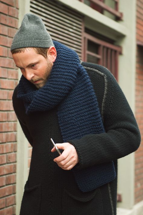 paris mens day 03 street style 2 Gents Style, Mens Scarf Fashion, Mens Knitted Scarf, Crochet Scarf For Beginners, Men Styling, Modern Knitwear, Knitting Scarf, Knitwear Inspiration, Knitting Patterns Free Scarf