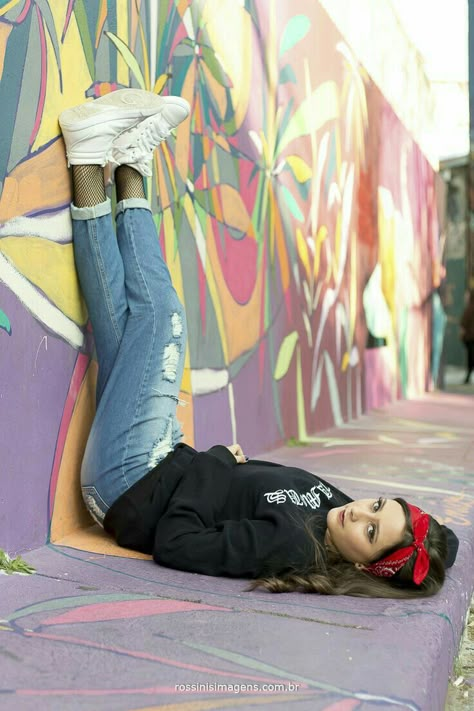 Urban Photography Portrait, Y2k Photoshoot, Senior Photoshoot Poses, Graffiti Girl, Graffiti Photography, Photography Club, Photo Fun, Senior Photoshoot, Foto Poses