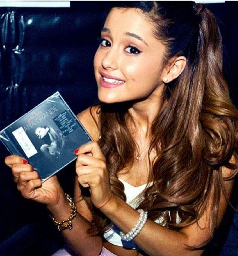 Ariana Grande holding her Debut Album "Yours Truly" ♡ Nickelodeon Victorious, Frankie Grande, Ariana Grande Fans, Ariana Grande Cute, Ariana Grande Pictures, Ariana G, Celebrity Sightings, Cat Valentine, Dangerous Woman