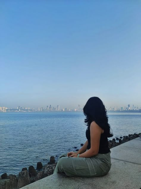 Bombay Beach Photoshoot, Mumbai Photoshoot Ideas, Marine Drive Photo Poses, Mumbai Outfit Ideas, Nainital Photography, Mumbai Photoshoot, Mumbai Trip, Marine Drive Mumbai, Marine Pictures