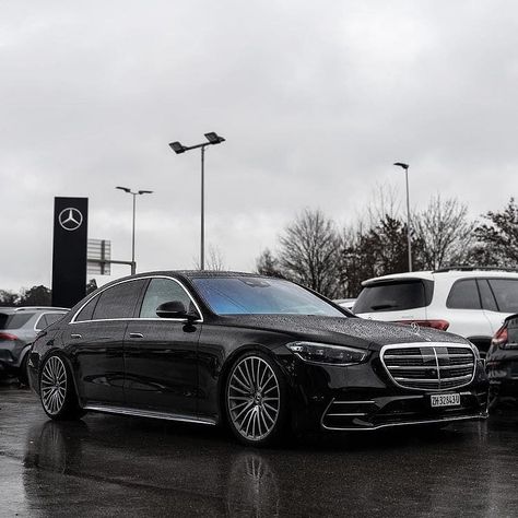 Mercedes-Benz ////AMG lovers on Instagram: “S-Class in Devil mode 😈🌪️ @srs_swissrichstreets - @benz_amg_club @benz_amg_club” Mercedes Benz S63 Amg, Benz Wallpaper, Mercedes Benz Wallpaper, E Class Amg, Merc Benz, Amg Car, Dream Cars Mercedes, Automotive Mechanic, Lux Cars