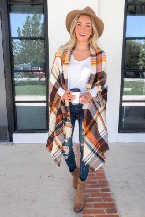 How to wear a poncho | HOWTOWEAR Fashion How To Wear A Poncho Shawl, Poncho Outfit 2024, Womens Poncho Outfit, Gray Poncho Outfit, Winter Poncho Outfits, Pancho Outfit, Poncho Outfit Winter, How To Wear Poncho, How To Style A Poncho