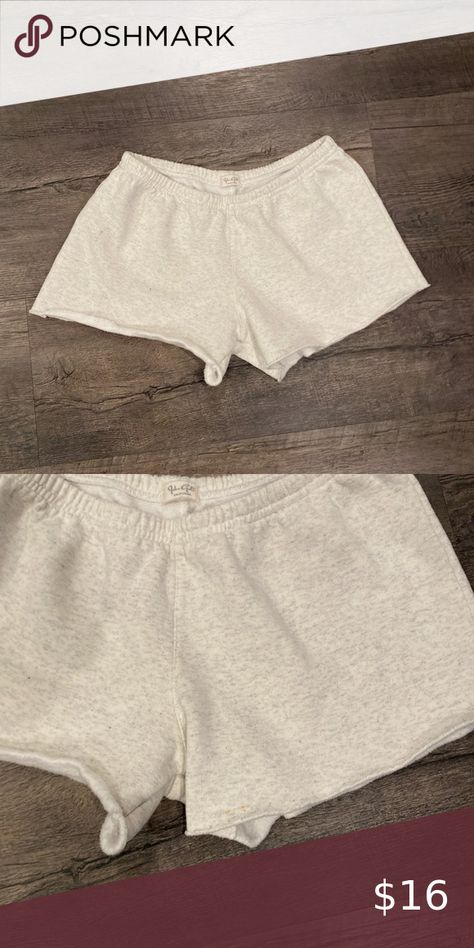 Brandy Melville Light Grey Sweat Shorts Curly Brunette, Meg March, Vanilla Iced Coffee, Grey Sweat Shorts, Brunette Bombshell, London Girl, Libra And Pisces, Hogwarts Dr, Sweat Shorts