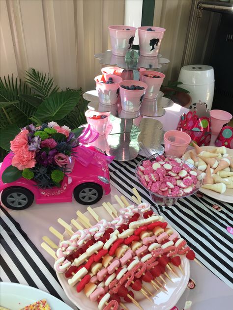 Food table Barbie Party Barbie Backyard Party, Barbie Themed Birthday Party Food Ideas, Barbie Themed Party Snacks, Barbie Inspired Dinner, Malibu Barbie Party Food, Barbie Theme Breakfast, Barbie And Ken Party Food, Barbie Birthday Party Snack Ideas, Barbie Themed Food And Drinks