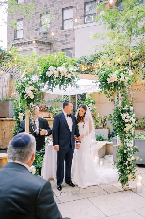 Chuppah White Flowers, Chuppah Greenery, Pergola Flowers, Simple Chuppah, Modern Chuppah, Chuppah Ideas, Huppah Wedding, Birch Chuppah, Chuppah Flowers