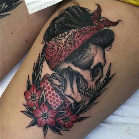 Pin up skeleton Tattoo Old School, Sugar Skull Tattoos, Pin Up Tattoos, Skull Tattoos, Trendy Tattoos, Old School Tattoo, Piercing Tattoo, Rose Tattoos, Thigh Tattoo