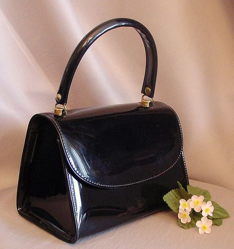 photo's 50's purses | Vintage 50's Black Patent Leather Triangle Box Handbag | Flickr ... Vintage Bags 1950s, Box Handbag, Purses Vintage, Patent Leather Handbags, Perfect Handbag, 1950s Style, Handbag Heaven, Vintage Purses, Pretty Bags