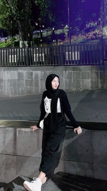 Pose Fotografi Hijab, Ide Pose Berdiri, Hijab Casual Outfit, Cardigan Ootd, Best Poses For Selfies, Foto Cewek Hijab Aesthetic, Converse Girls, Hijab Aesthetic, Casual Hijab Outfit