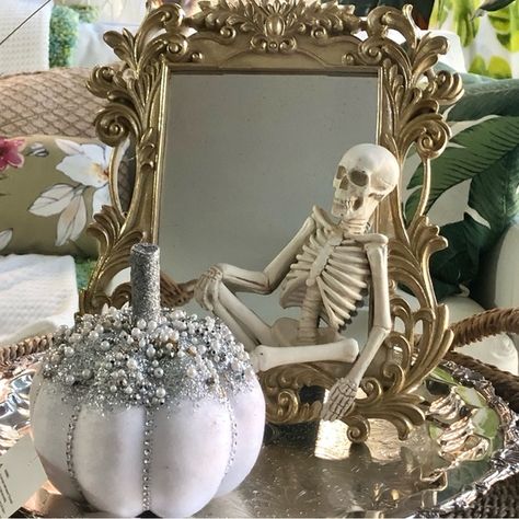 Glam Thanksgiving Decor, Sparkly Halloween Decor, Silver Halloween Decor, Spooky Chic Halloween Decor, Glam Halloween Decor, Mixed Metals Decor, Glam Dining Table, Glam Fall Decor, White Halloween Decor