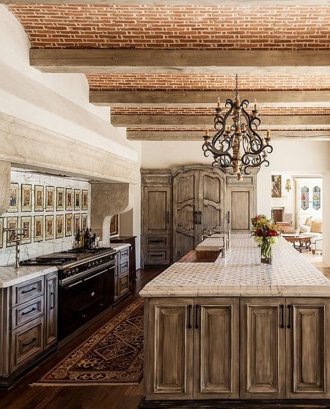 Unique Ceiling Designs for House of Every Style Mediterranean Kitchen Decor, Distressed Wood Floors, Mediterranean Kitchen Design, Mediterranean Style Home, Mediterranean Kitchen, Mediterranean Style Homes, Fabulous Kitchens, Kitchen Ceiling, Casa Exterior