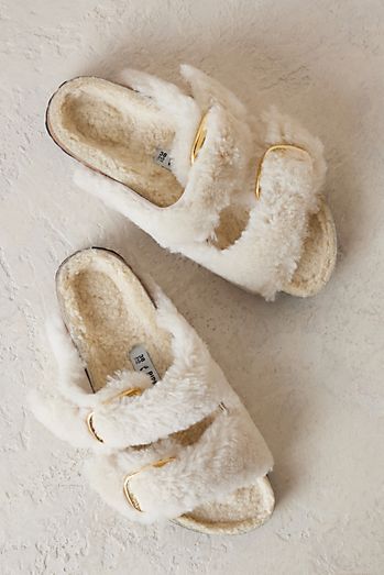 Birkenstock Fur, Arizona Birkenstock, Pom Pom Fashion, Felt Shoes, Bedroom Slippers, Fluffy Clouds, Funky Shoes, Luxury Aesthetic, Slippers Cozy