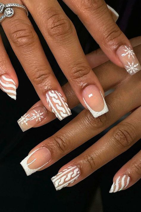 A festive Christmas nail design on square-shaped nails featuring white sweater print patterns, snowflake accents, and textured French tips. White Holiday Nails Short, Christmas Nails2024, Nail Sweater Design, Sweater Nails Short, Sweater Print Nails, Christmas Short Nails Design, Short Gel Christmas Nails, Christmas White Nails, Gold Christmas Nail Designs