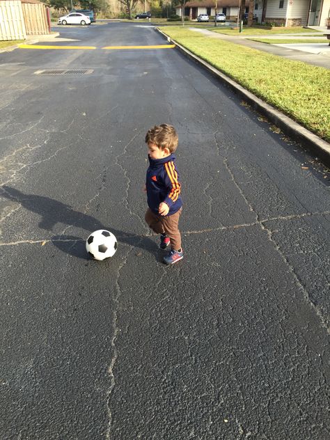 Soccer Kids, Baby Football, Baby Boy Soccer, Kids Playing Sports, Kids Playing Football, Cute Baby Boy Pictures, Toddler Soccer, Baby Boy Football, Toddler Football