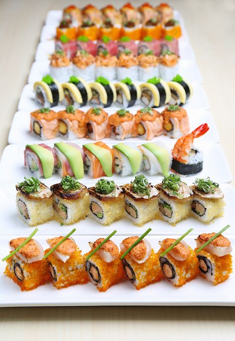 Sushi Business, Shusi Bar, Sushi Platter Ideas, Japanese Catering, Sushi Presentation Ideas, Sushi Presentation, Sushi Tray Party, Sushi Buffet Party, Sushi Design Ideas