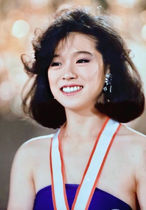 Akina Nakamori ♥ Winning smile Akina Nakamori 80s, Miki Matsubara, 90s Japan, Motivational People, Akina Nakamori, 80s Hair, Japanese Pop Culture, Portrait Photography Women, Chinese Hairstyle