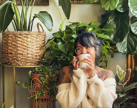 Indoor Plants Photoshoot, Plant Photoshoot Ideas At Home, Photo With Plants, Plant Mama Aesthetic, Plant Mom Photoshoot, Photoshoot Ideas With Plants, Nature Self Portrait, Posing With Plants, Pictures With Plants