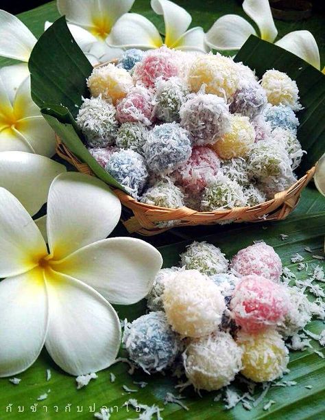 melon balls in coconut thai style Thai Deserts, Thai Desert, Mochi Balls, Melon Balls, Asian Food Photography, Thai Snacks, Caramel Coconut, Filipino Food Dessert, Thai Spices