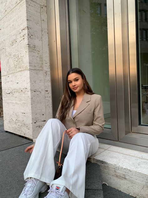 beige outfit, brown aesthetic, cropped blazer, zara outfit, louis vuitton bag Aesthetic Golden Hour, Instagram Outfit Ideas, Blazer Crop, Pose Idea, Brown Blazer, Instagram Outfits, Instagram Pose, Cropped Blazer, Brown Aesthetic