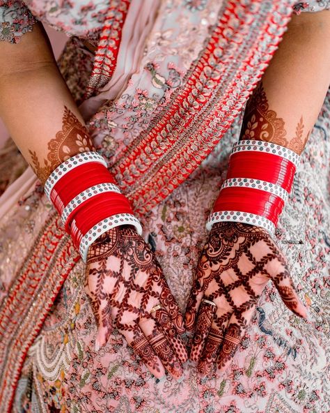 Choda Design, Chooda Designs Brides, Red Chooda, Chooda Designs, Chura Designs, Bridal Chooda, Wedding Chura, Sikh Bride, Wedding Bangles