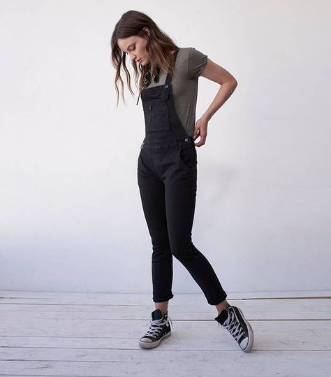 Black Overalls Outfit, Outfits Bonitos, Vans Outfit, Overalls Outfit, Denim Dungarees, Black Overalls, Free People Clothing Boutique, Jean Overalls, Tomboy Fashion