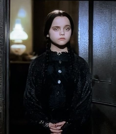 Wensday Adams 1991, Addams Family 90s, Iconic Asian Characters, Iconic Horror Characters, Wednesday Christina Ricci, Original Wednesday Addams, Curly Haired Characters Movie, Addams Family Astethic, Goth Movie Characters