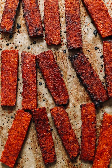 Easy Tempeh Bacon - Minimalist Baker Recipes Tempeh Bacon Recipe, Crispy Tempeh, Breakfast Vibes, Baked Tempeh, Tempeh Bacon, Crispy Hashbrowns, Tempeh Recipes, Bacon Recipe, Vegan Bacon