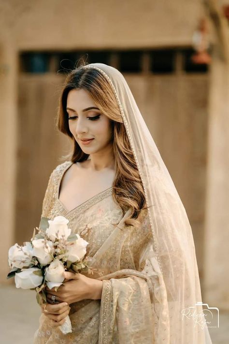 Bride Photoshoot Poses Photo Ideas, Christian Bridal Look, Roses Hairstyle, Engagement Looks For Indian Bride, Veil Dupatta, Bidya Sinha Mim, Nikah Video, Engagement Saree Look, Night Reception