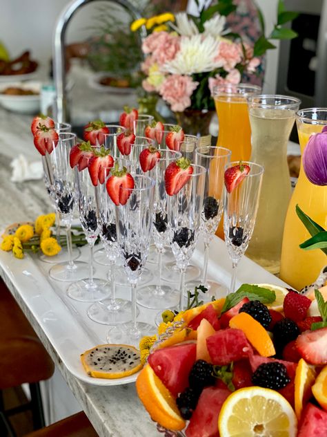 Breakfast Bar Set Up, Mimosa Breakfast Ideas, Drinks Table Party Ideas Birthday, Brunch Setting Table, Housewarming Table Set Up, Mothers Day Breakfast Ideas Decoration, Brunch Ideas Mothers Day, Mimosa Set Up, Hosting Breakfast Brunch Party