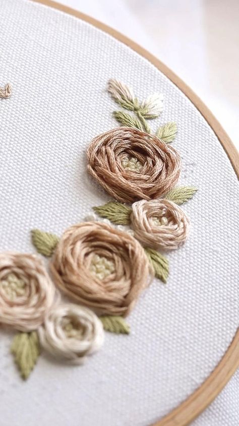 Wheel Stitch Embroidery, Embroidery Patterns Flowers, Woven Wheel Stitch, Basic Hand Embroidery Stitches, Patterns Flowers, Simple Hand Embroidery Patterns, Ribbon Embroidery Tutorial, Diy Embroidery Designs, Bead Embroidery Tutorial