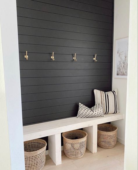 Ideas Recibidor, Sala Vintage, Small Mudroom Ideas, Mudroom Remodel, Mudroom Organization, Mudroom Decor, Mud Room Storage, Mudroom Design, Bench Ideas