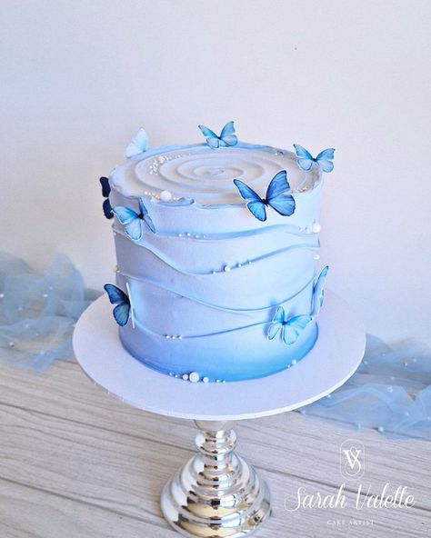 My magical creation: a stunning cake crowned with edible pearls and enchanting butterflies that will make your taste buds and imagination soar. You can check out my other creations on my website's cake gallery. Cake With Edible Butterflies, Cake Decorating Styles, Pastel Blue Cake Aesthetic, Blue Birthday Cake Aesthetic, Cute Aesthetic Birthday Cake, Butterfly Cakes Ideas, Blue Birthday Cake Ideas, Cake Designs Blue, Blue Cake Aesthetic