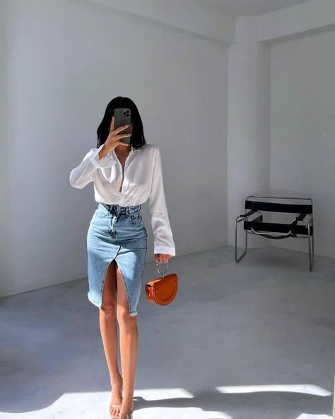 Jean Midi Skirt Outfits, Jean Skirt Outfits Fall, Skirt Outfit Fall, Jean Skirt Outfits, Streetwear Mode, Skirt Denim, 90s Fashion Outfits, Spring Fits, Y2k Clothes