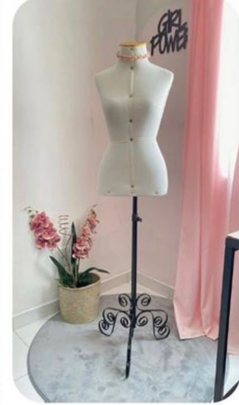 Fashion Show Room Interior Design, Small Clothing Store Interior, Boutique Clothing Rack, Magic Clothes, Clothing Store Interior, Fashion Show Dresses, Store Design Boutique, Beauty Room Design, Love Store