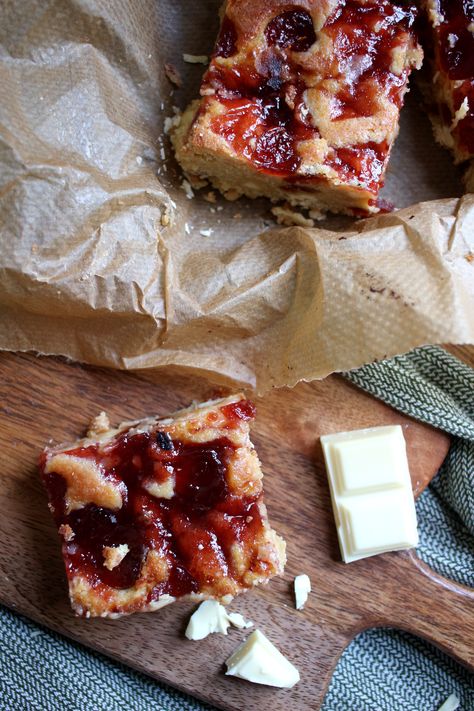 Cherry Bakewell Recipe, Blondies Recipe Easy, White Chocolate Cherry, Cherry Bakewell, Tray Bake Recipes, Glace Cherries, Blondies Recipe, Cherry Almond, Cookie Bar Recipes