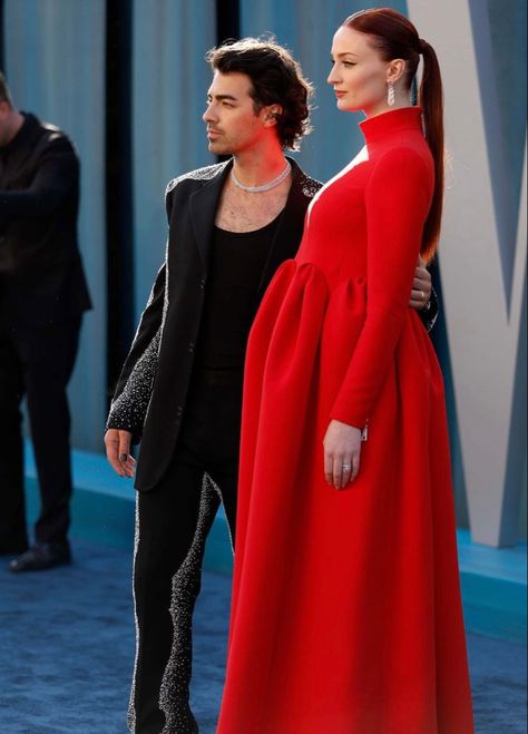 Black Winged Eyeliner, Sleek Low Ponytail, Sophie Turner And Joe Jonas, Maternity Evening Gowns, Pregnant Actress, Red Carpet Couples, Maternity Evening, Glossy Lipstick, Oscars Party