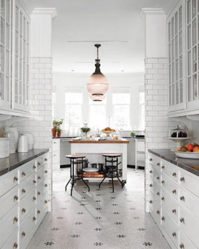 Bistro Tile, White Kitchen Floor, Small Kitchen Inspiration, White Tile Kitchen Floor, House Beautiful Kitchens, Modern Country Kitchens, Parisian Bistro, Interior Simple, Simple Interior Design